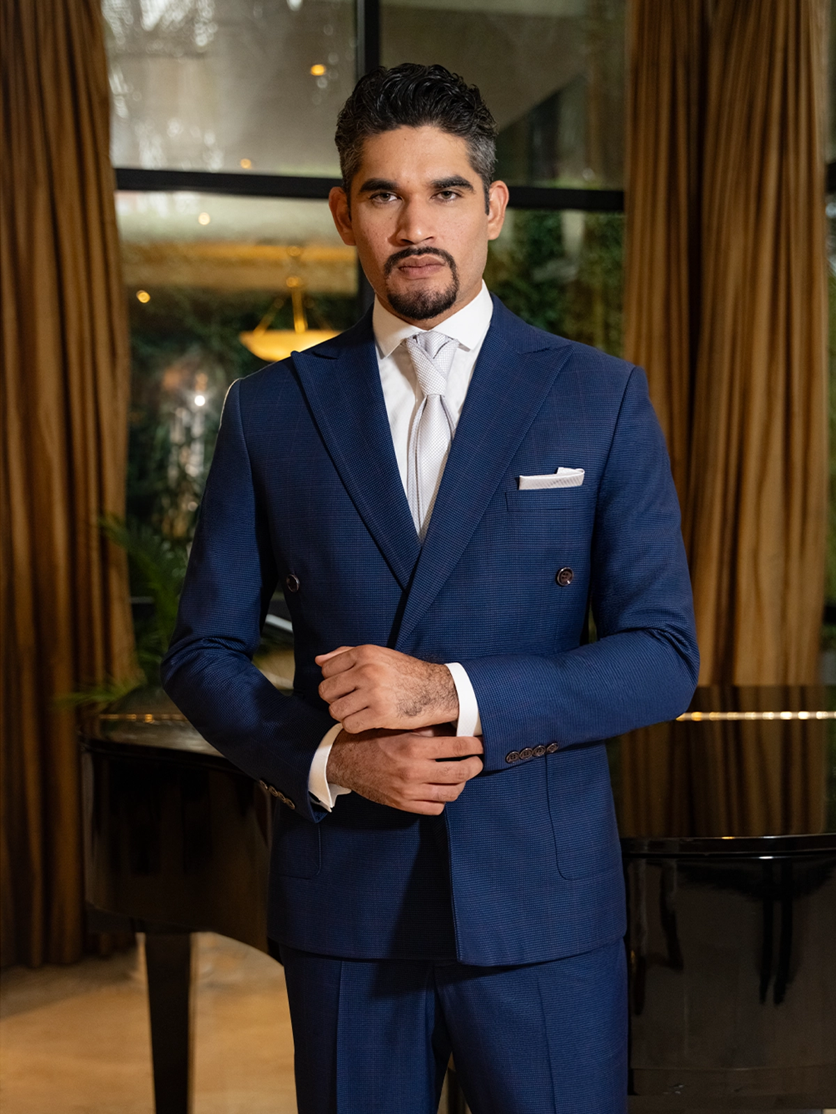 Home Backup 35 TH AZUL CUADROS 2 Ejecutivo Modelo.webp 1200 x1600