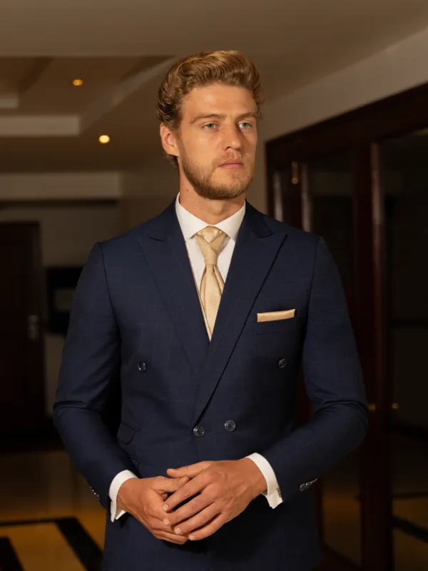 TH AZUL NOCHE CUADROS Ejecutivo Modelo.webp 1200 x 1600