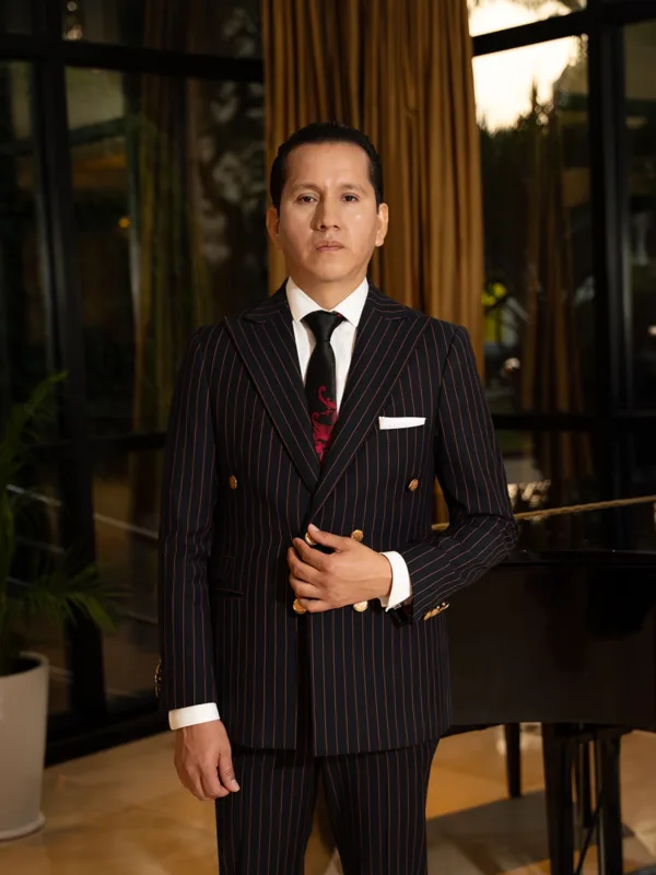 TH NEGRO RAYAS Ejecutivo Modelo.webp 1200 x 1600